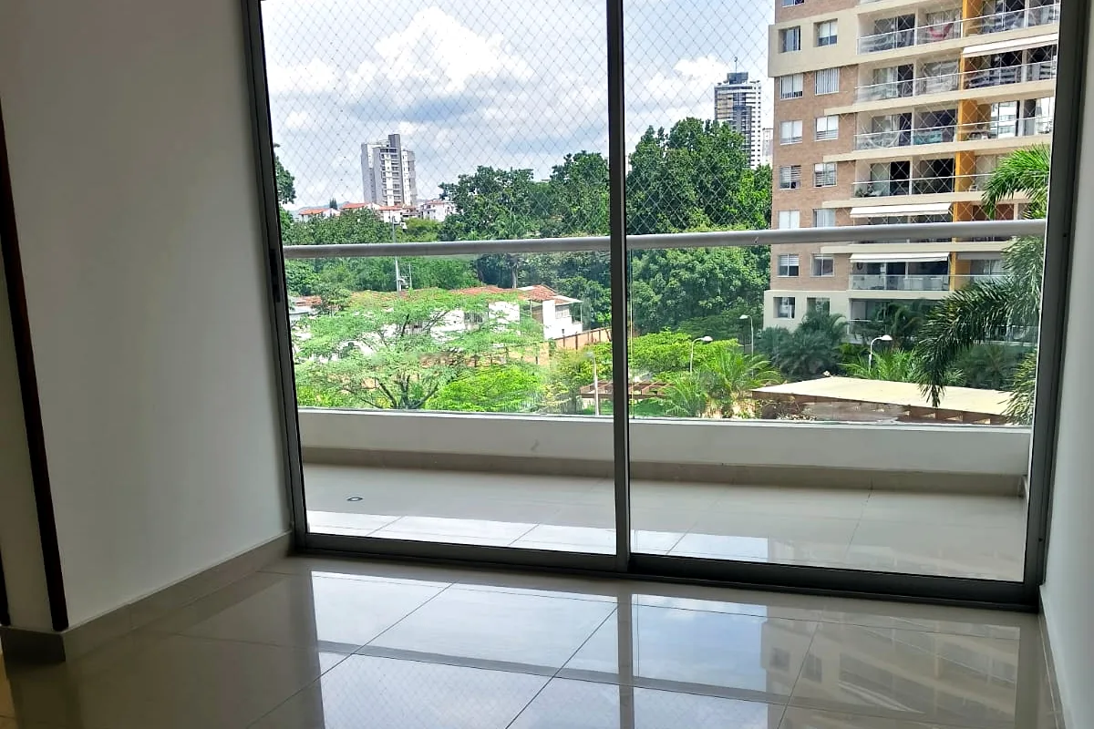 Sala del apartamento con acceso al balcón en Caminos de Provvidenza