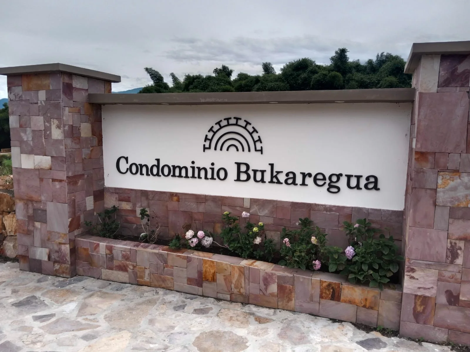 Acceso e identificación del Condominio Bukaregua