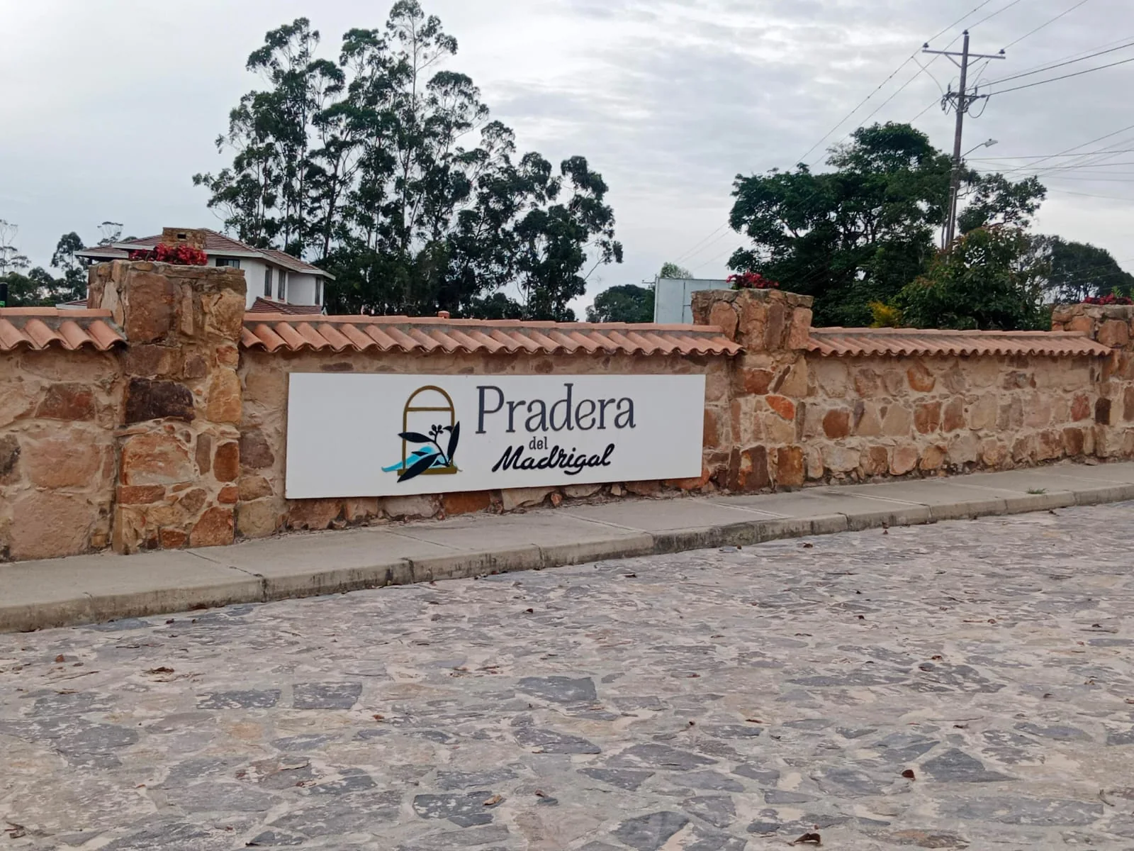 Acceso e identificación del condominio Pradera del Madrigal Acceso e identificación del condominio Pradera del Madrigal