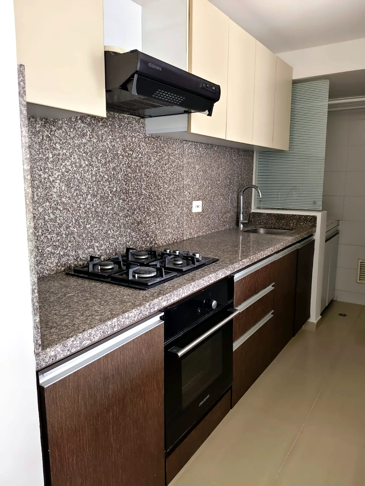Cocina tipo americano del apartamento en Caminos de Provvidenza