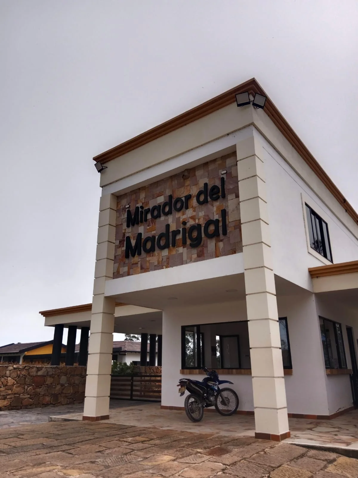 Portería e identificación del condominio Mirador del Madrigal