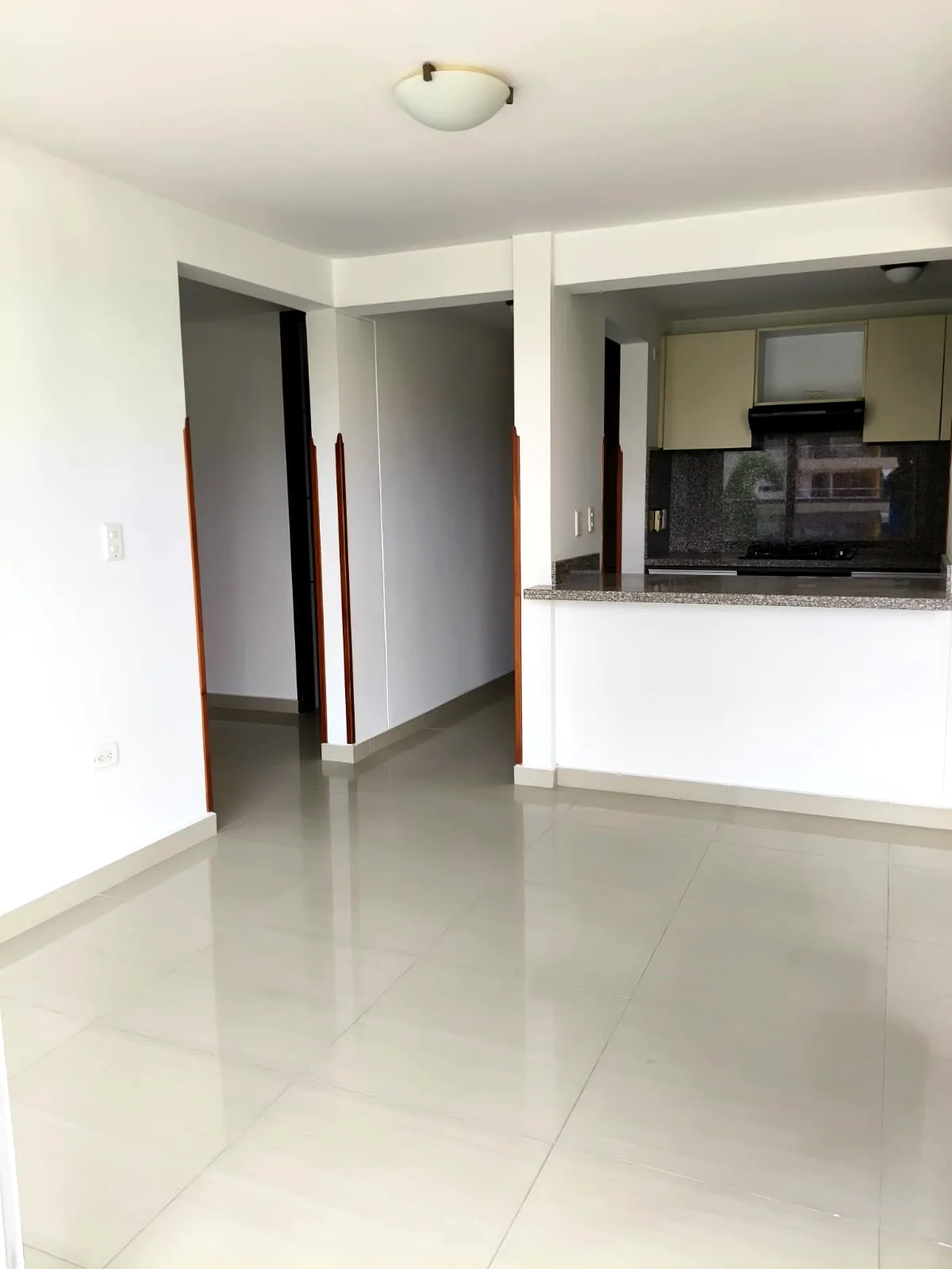 Sala comedor con barra americana en apartamento de Caminos de Provvidenza