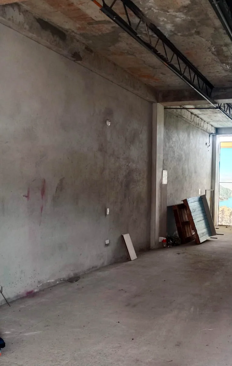 Interior real en obra gris de un local comercial en Mesa Mall