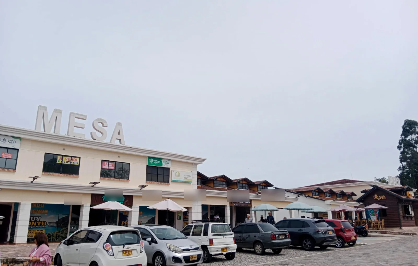 Fachada general real y estacionamiento de Mesa Mall