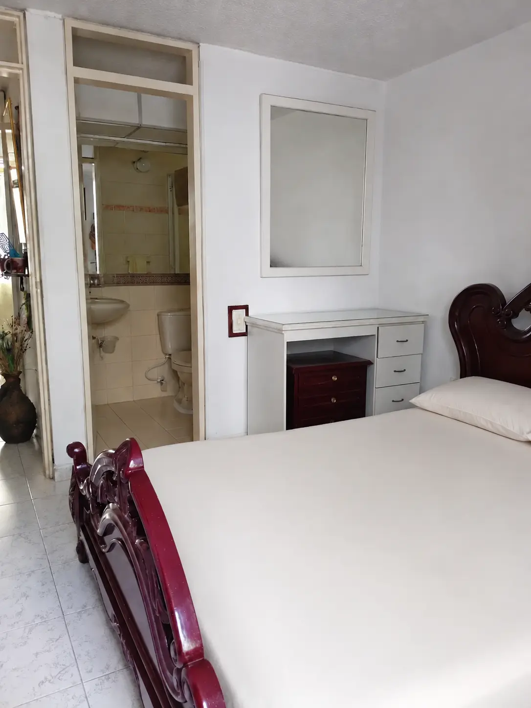 Habitación principal con acceso al baño