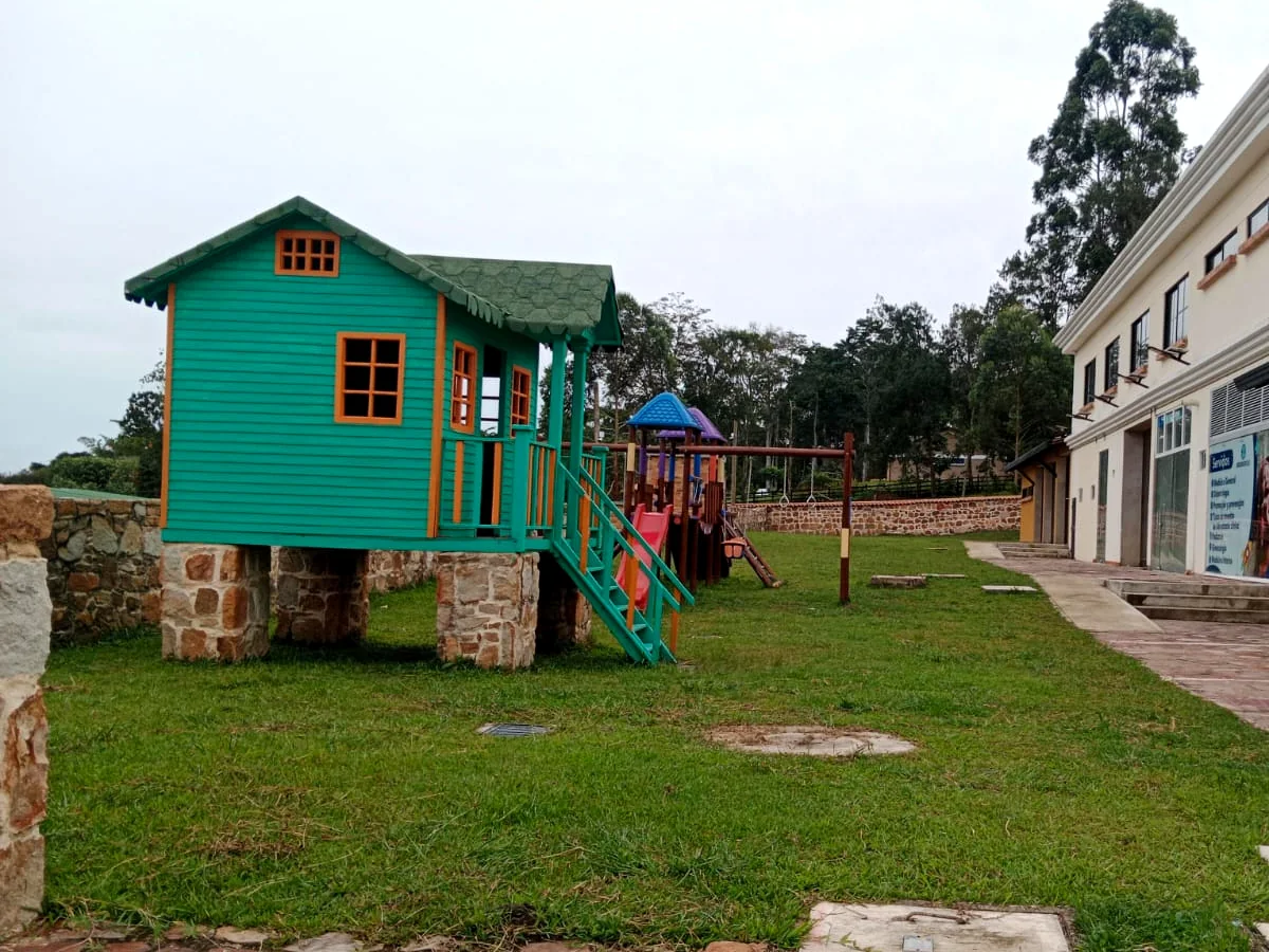 Parque infantil y zona común real del centro comercial Mesa Mall