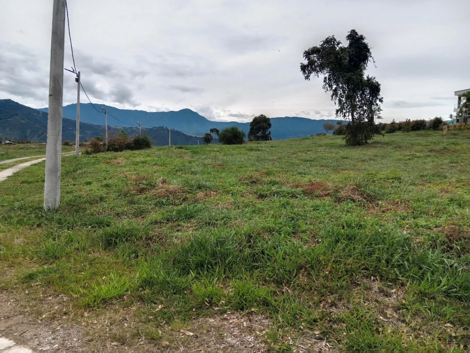 Terreno y zonas verdes del Condominio Bukaregua