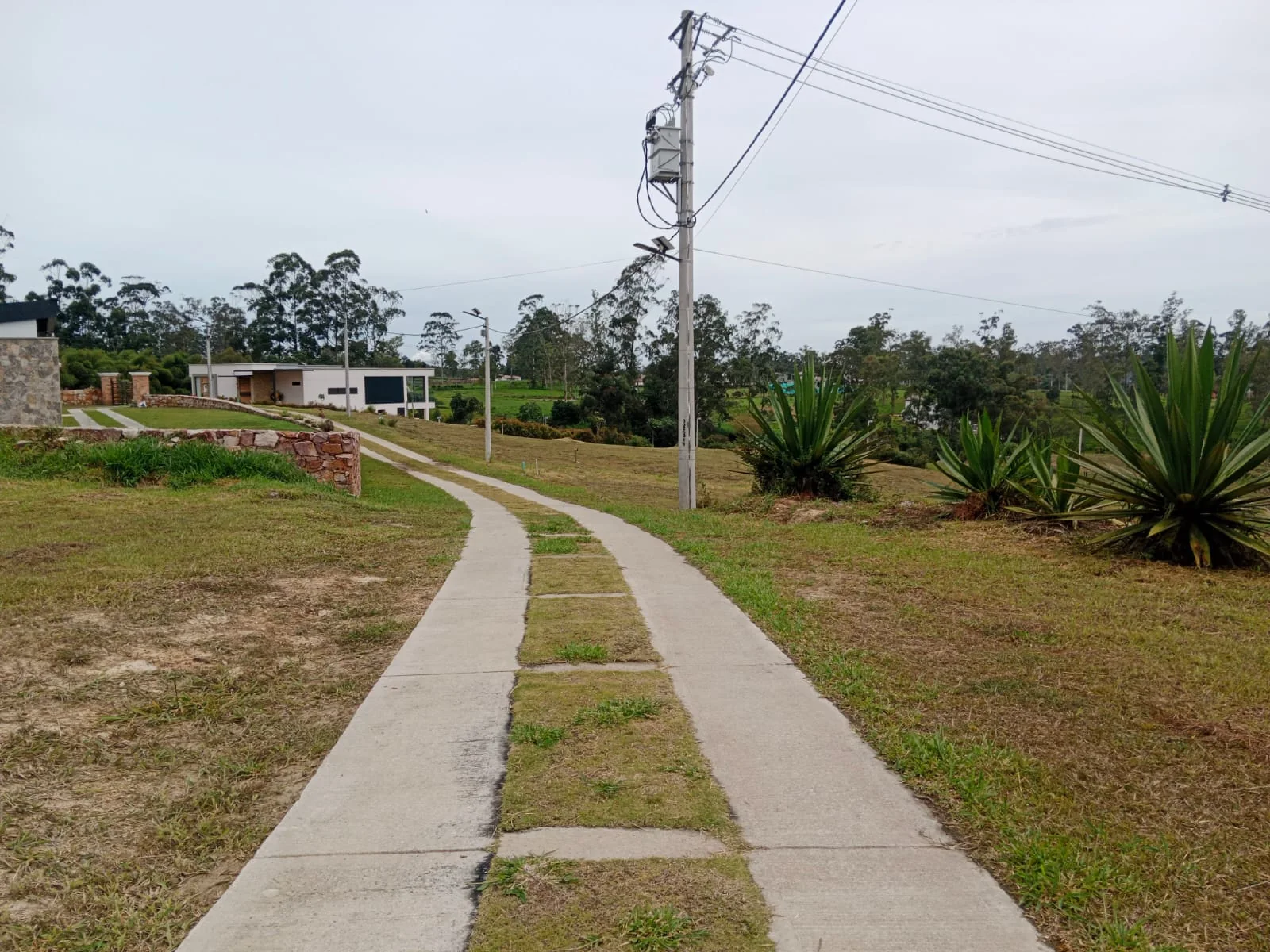 Vía interna y entorno del Condominio Bukaregua