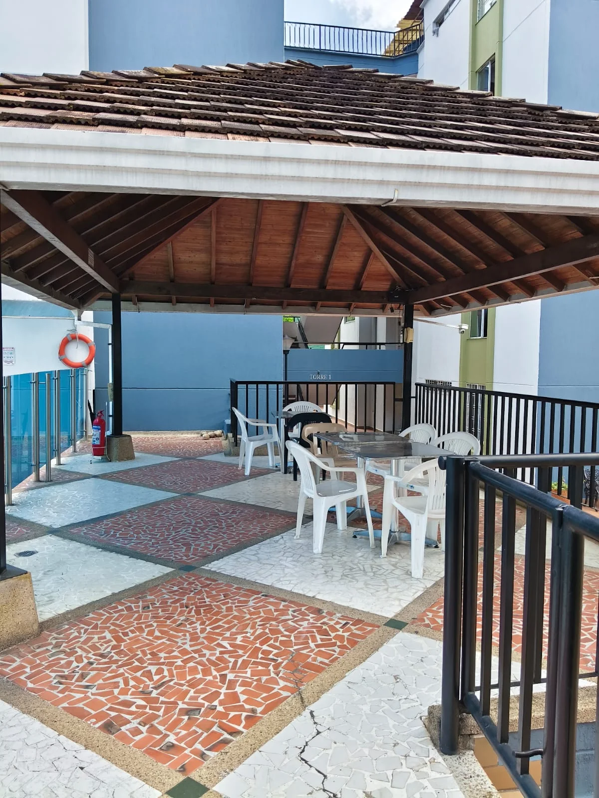 Zona social junto a la piscina
