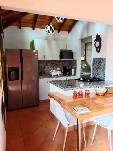 Cocina de la cabaña amoblada