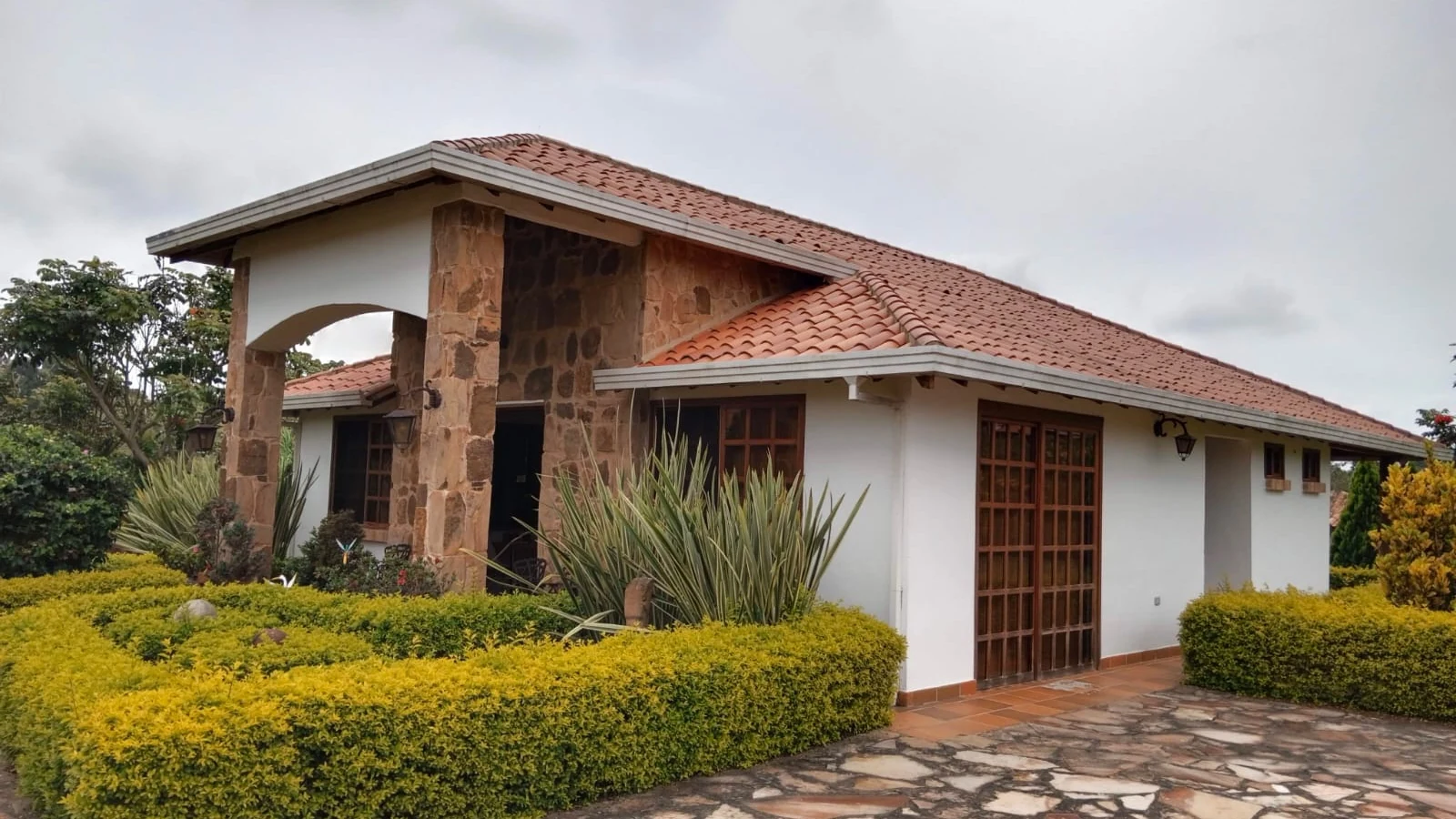 Fachada principal de cabaña amoblada en Mesa de los Santos